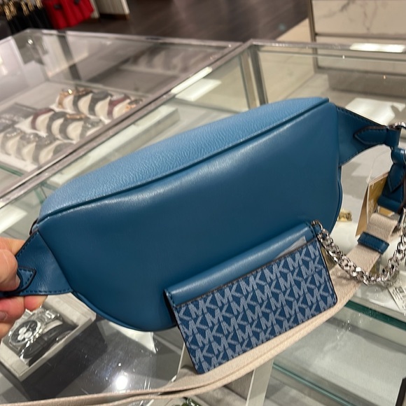 MICHAEL KORS
Maisie Large Pebbled Leather 2-in-1 Sling Pack
Teal
NWT - Picture 9 of 16